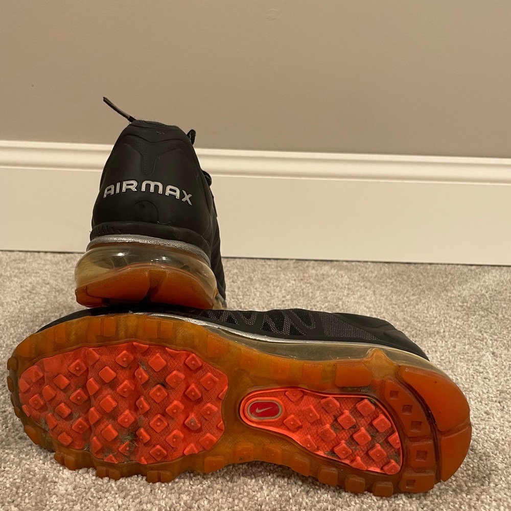 Gently worn size 5.5 black & orange Nike